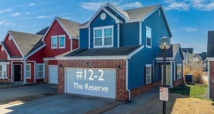Monkey Island Getaway - Cozy 2BR Condo w/ Pool & Lake access