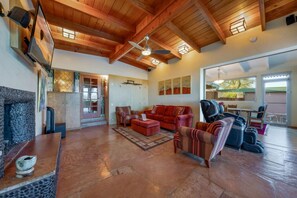 Smart-TV, Kamin, Arbeitsbereiche