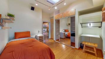 3 slaapkamers, een bureau, een strijkplank/strijkijzer, reisbedje