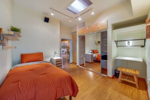 4 bedrooms, desk, iron/ironing board, travel cot