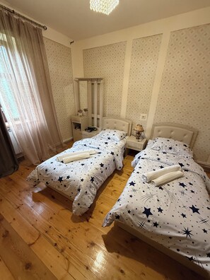 Comfort-Zweibettzimmer | Hochwertige Bettwaren, Verdunkelungsvorhänge, kostenloses WLAN