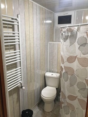 Kostenlose Toilettenartikel, Haartrockner, Hausschuhe, Handtücher
