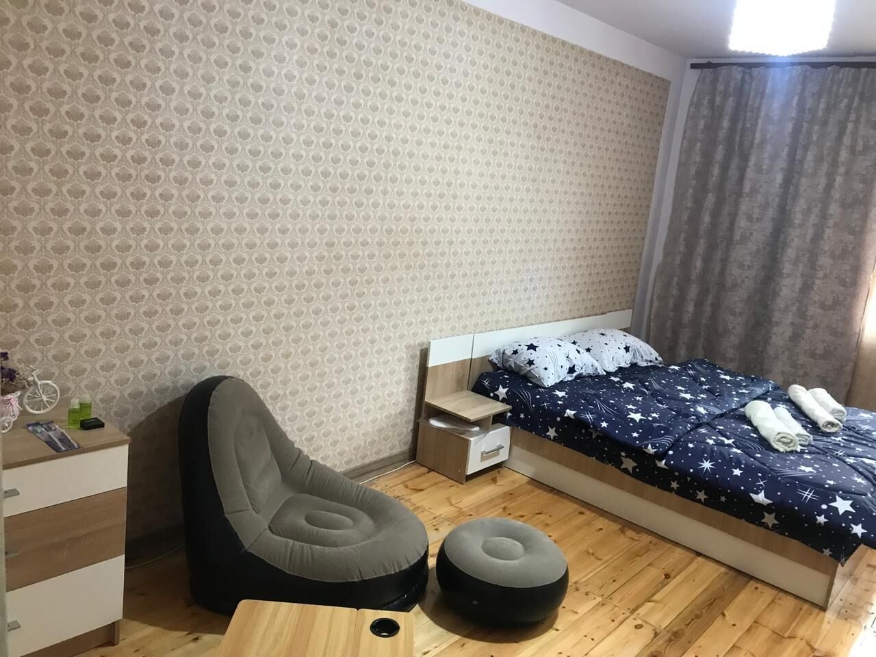 Ropa de cama de alta calidad, cortinas blackout y wifi gratis 