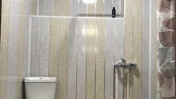 Gratis toiletartikelen, een haardroger, pantoffels, handdoeken