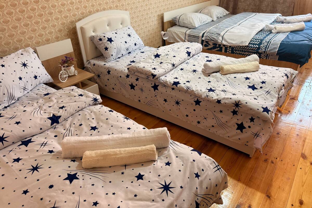 Family Quadruple Room | Peralatan tempat tidur premium, langsir/tirai gelap terus