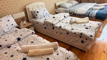 Family Quadruple Room | Peralatan tempat tidur premium, langsir/tirai gelap terus