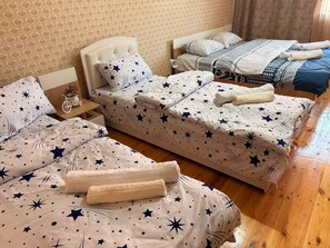 Family Quadruple Room | Peralatan tempat tidur premium, langsir/tirai gelap terus