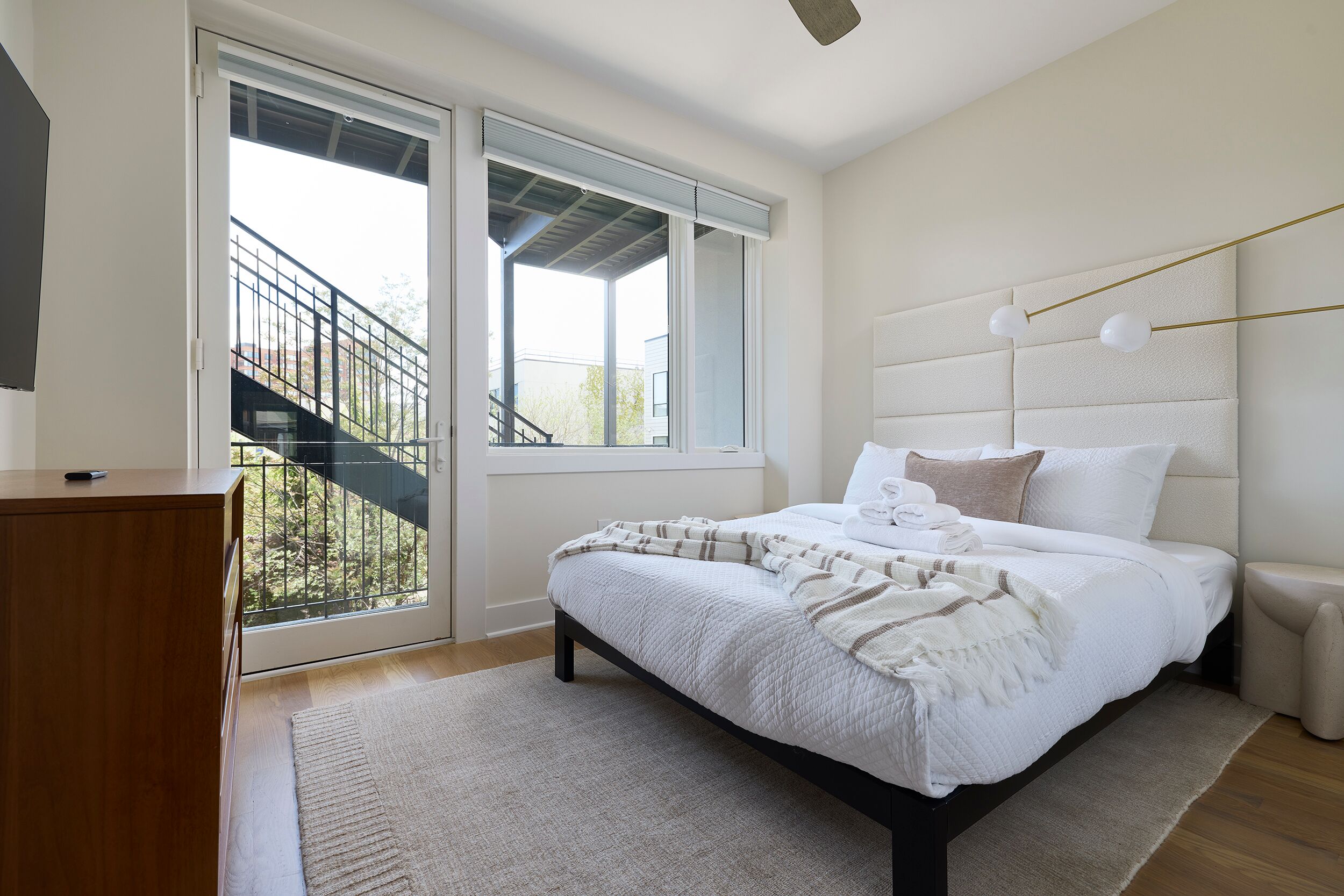 4 bedrooms, iron/ironing board, WiFi, bed sheets