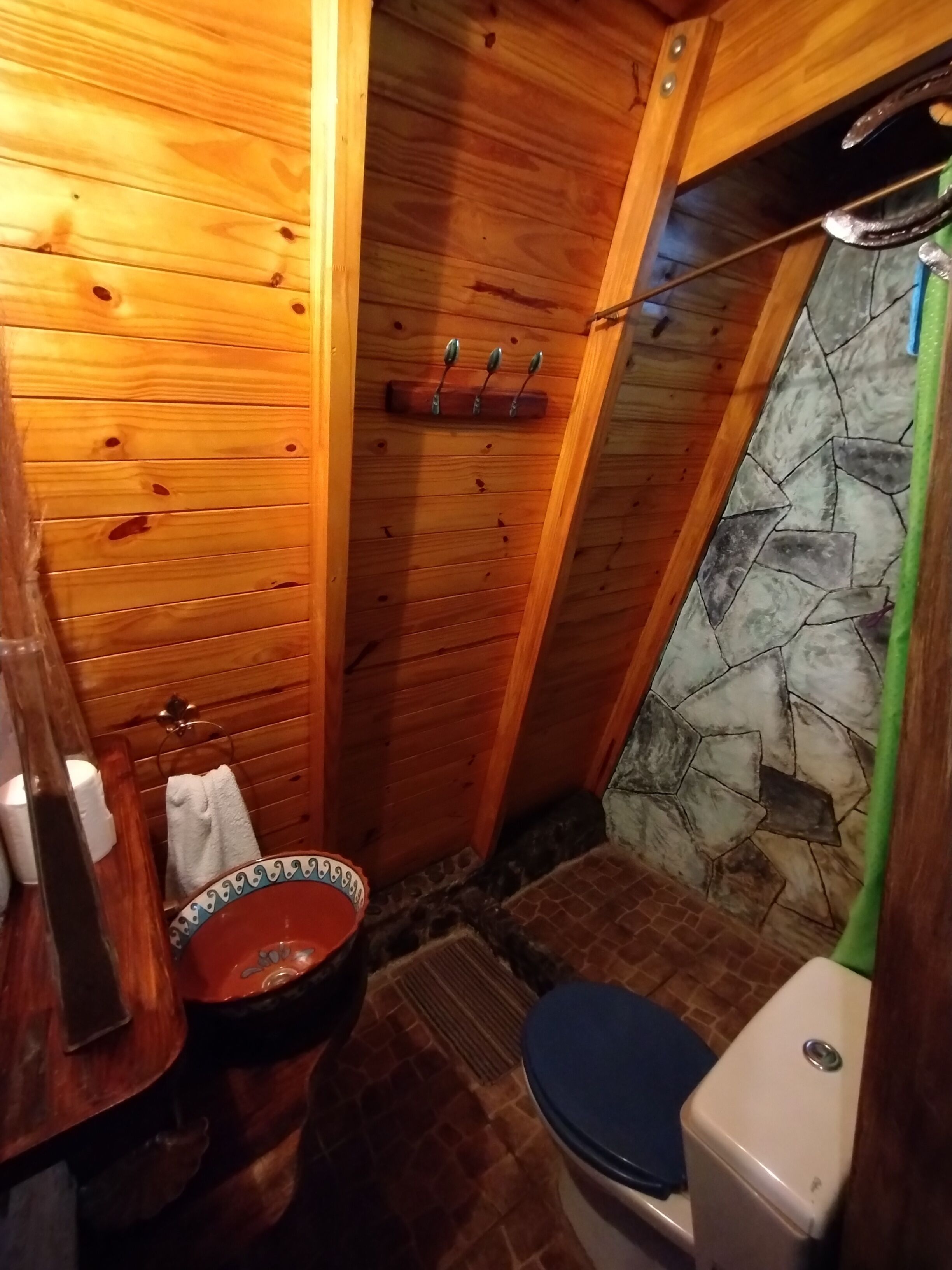 Cabana, sacada, vista para a montanha | Banheiro | Chuveiro, chuveiro com efeito de chuva, toalhas de banho, sabonete