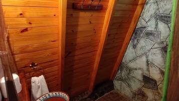 Huisje, balkon, uitzicht op bergen | Badkamer | Een douche, een regendouche, handdoeken, zeep