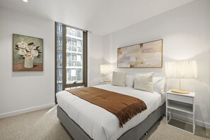 1 bedroom, desk, WiFi