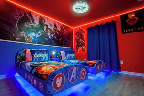 6 slaapkamers, een bureau, een strijkplank/strijkijzer, reisbedje