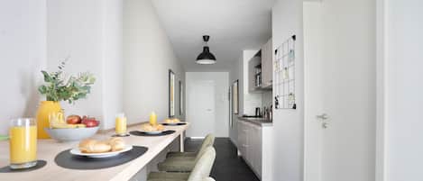 Deluxe Apartment, 2 Bedrooms | Private kitchen