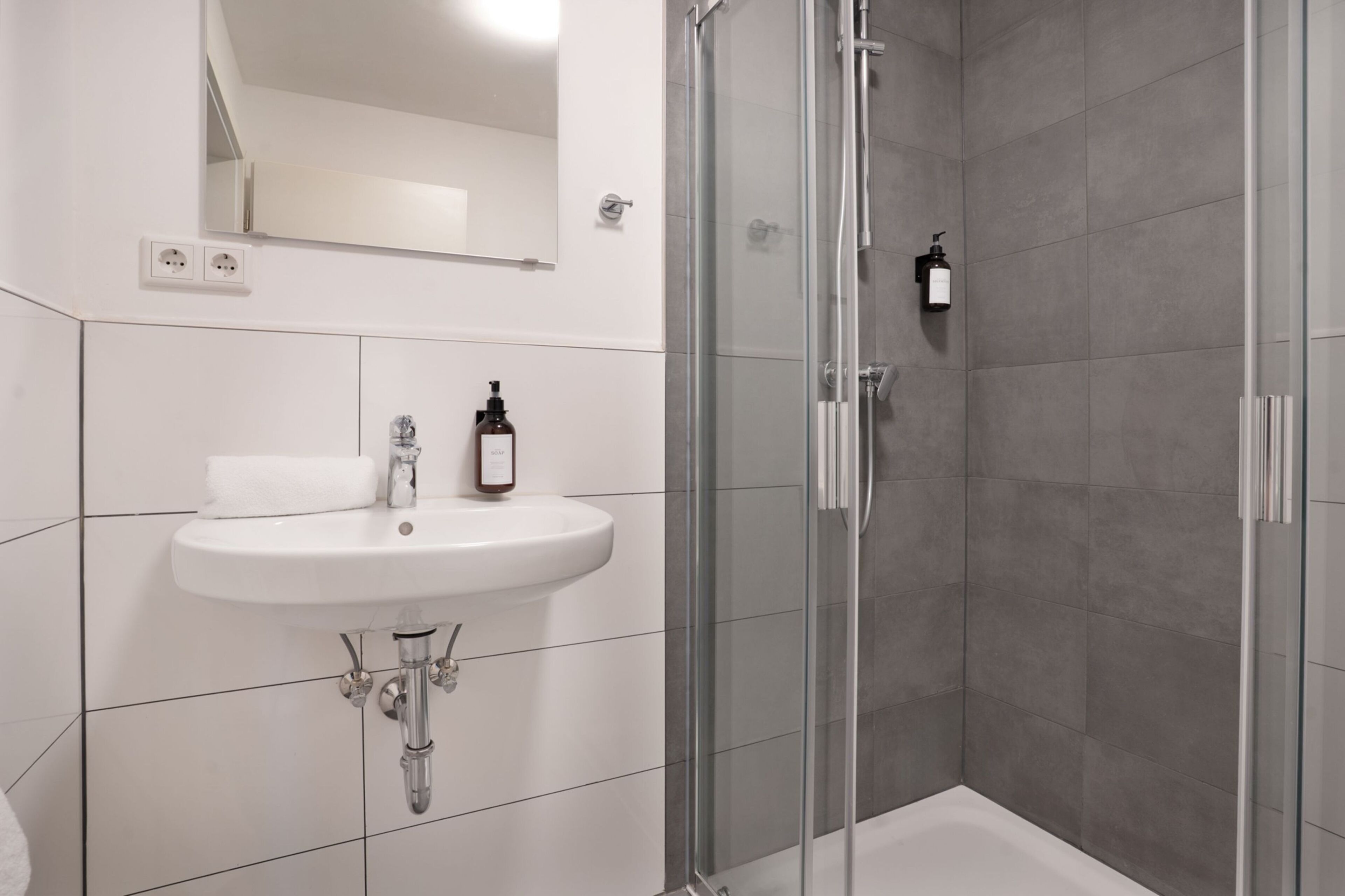 Apartamento luxo, 1 quarto | Banheiro | Chuveiro, secador de cabelo, toalhas de banho, sabonete