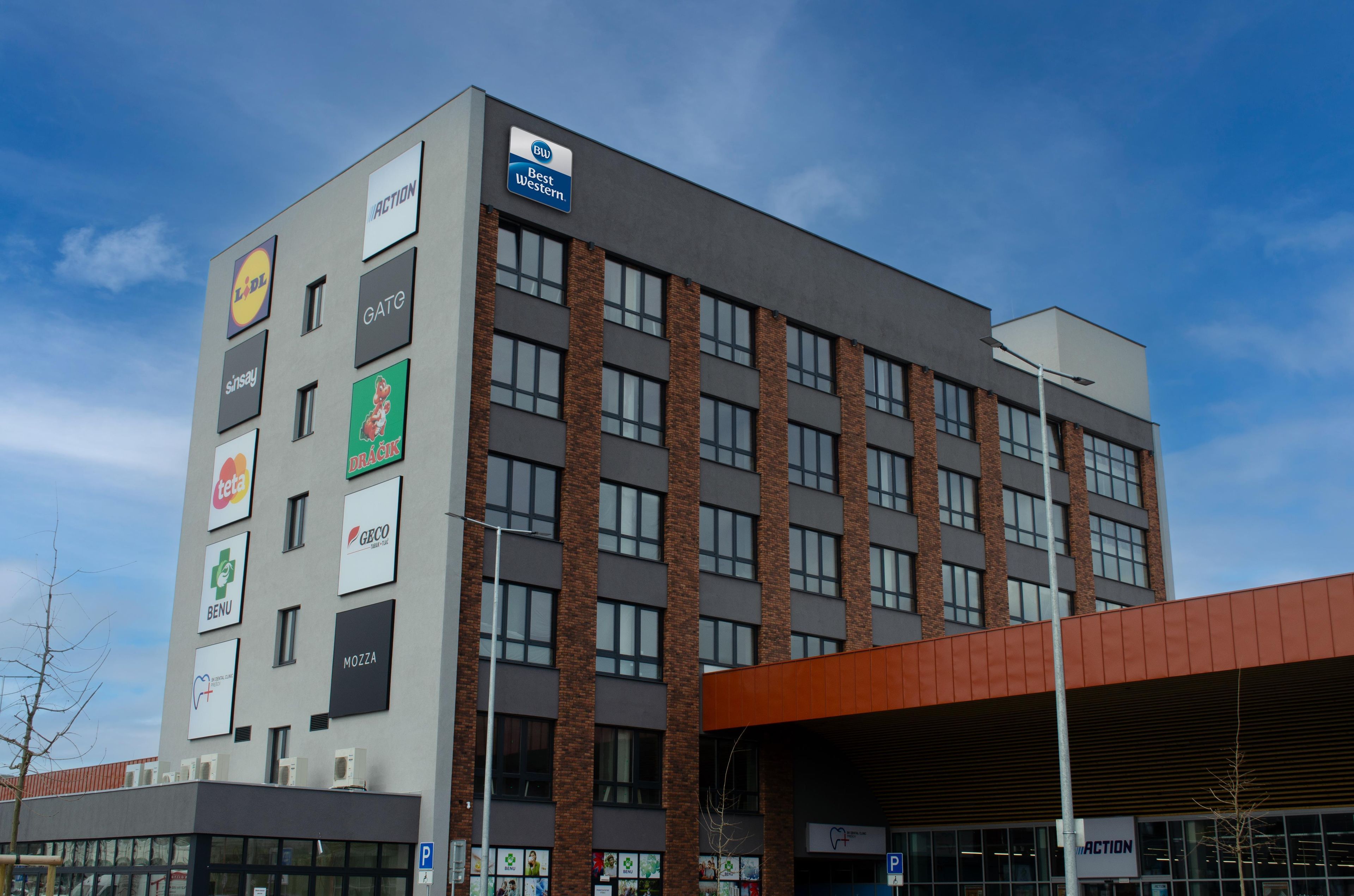 Un immeuble à plusieurs étages arborant des enseignes commerciales de différentes marques.