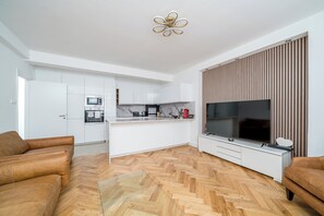 Lyxlägenhet - utsikt mot staden | Vardagsrum | 27-tums LED-tv med digitalkanaler
