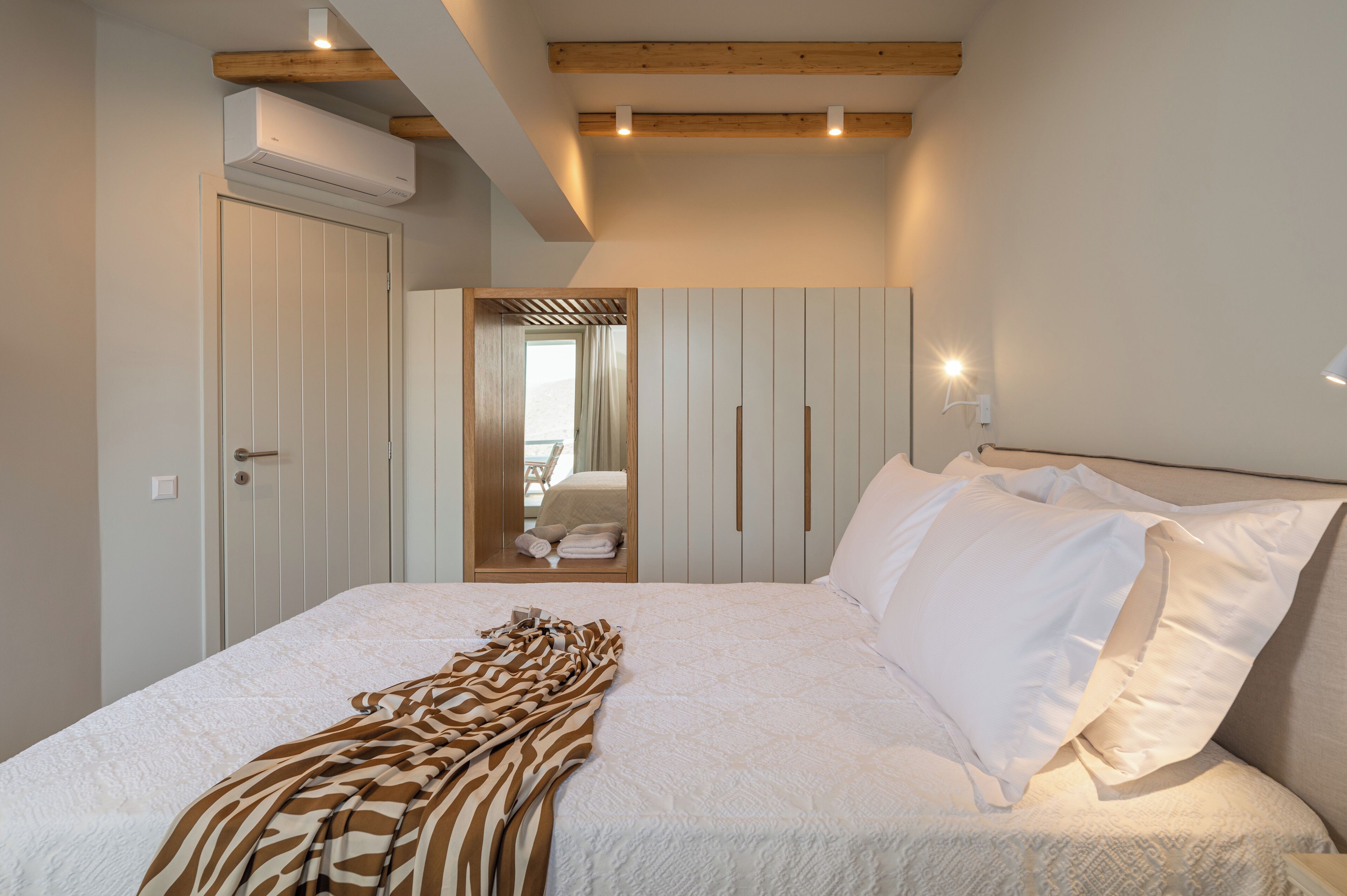 Ropa de cama de alta calidad, cubrecamas y colchones con pillow-top . Castello Amorgos Suites
