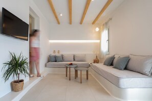 高級套房, 按摩浴缸, 海景 | 起居區 | 40-吋智慧型電視，提供數位頻道