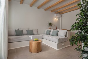 Suite – superior, sjøutsikt | Oppholdsområde | En 40-tommers smart-TV med digitale kanaler