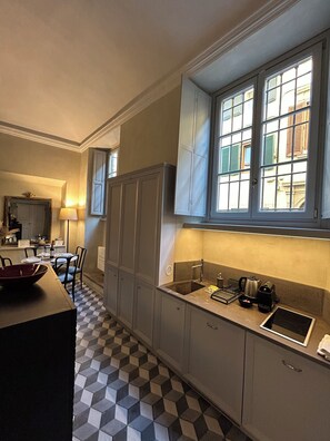 Køleskab, mikrobølgeovn, kogeplade, opvaskemaskine