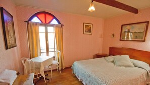 A bedroom with a bed, a desk, and a chair. - Hotel Brighton (Valparaiso)