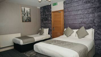 Escritorio, espacio para trabajar con laptop y wifi gratis