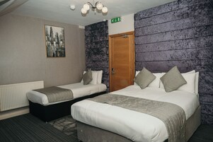 Escritorio, espacio para trabajar con laptop y wifi gratis 