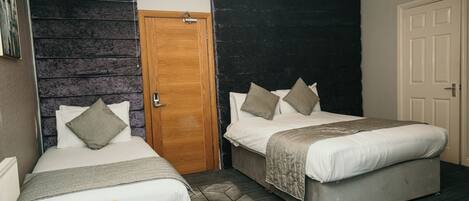 Triple Room | Desk, laptop workspace, free WiFi