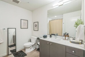 Hair dryer, towels, soap, toilet paper - Top Floor Apt -minutes walk to Downtown Redmond/Marymoor in the heart of Redmond (Redmond)