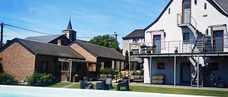 Außenpool (je nach Saison geöffnet), Liegestühle