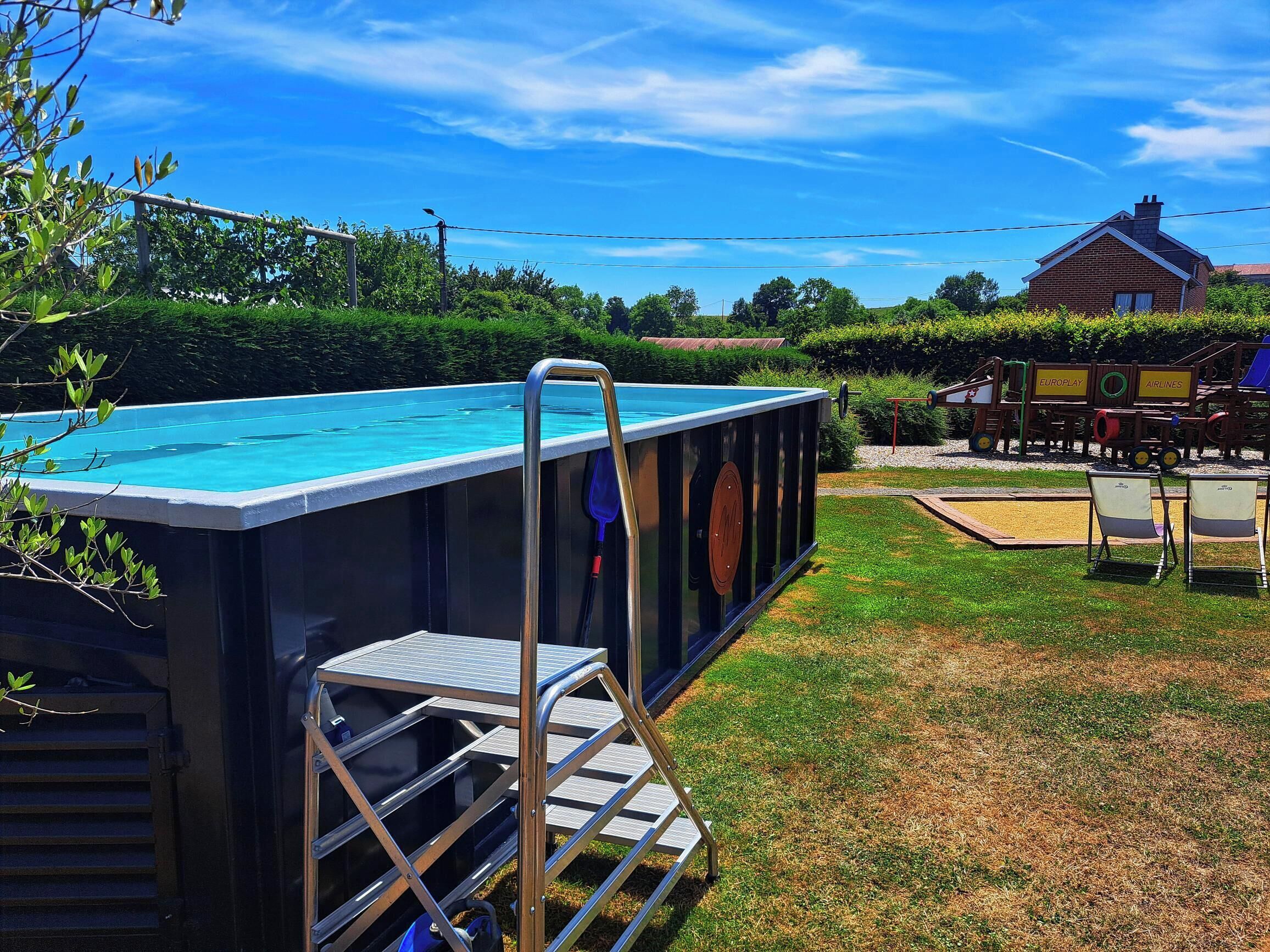 Außenpool (je nach Saison geöffnet), Liegestühle