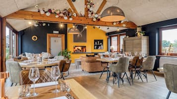 Breakfast and dinner served