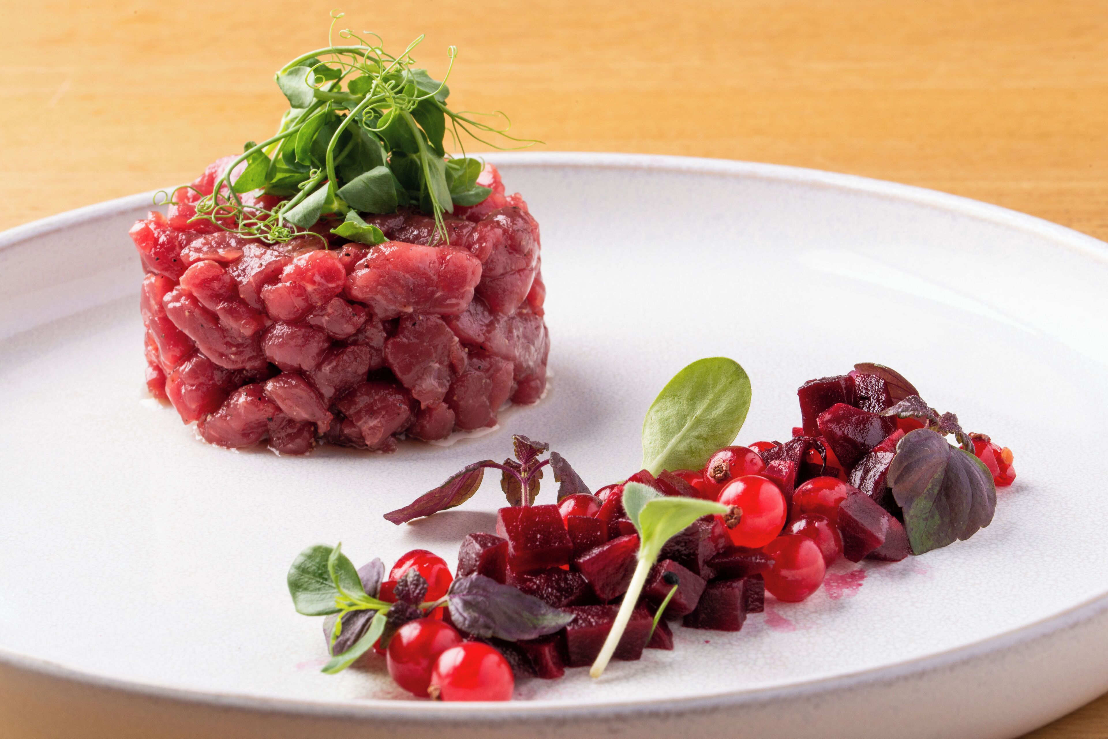 Une assiette contenant un plat de viande et quelques légumes.