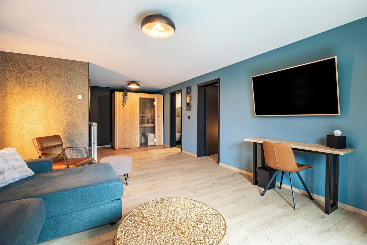 Escritorio, espacio para trabajar con laptop y cortinas blackout