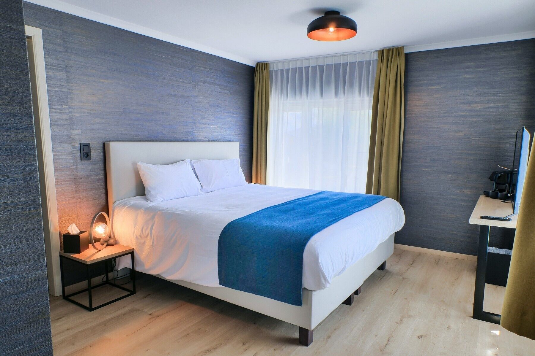 Escritorio, espacio para trabajar con laptop y cortinas blackout 