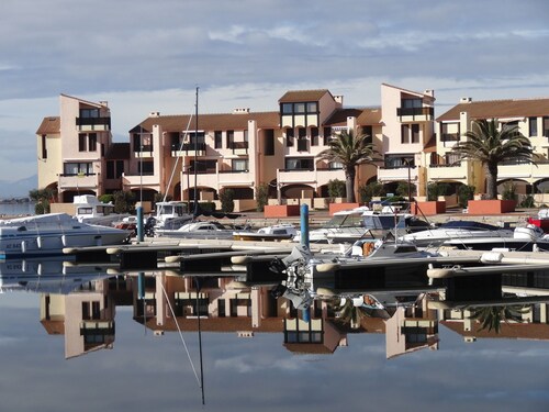Modern air-conditioned apartment with splendid marina view