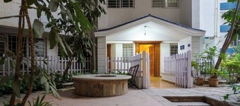 Guest house with amenities, proximity, suitability (family & pet friendly).