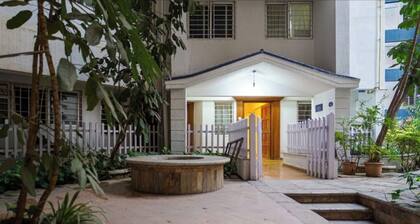 Guest house with amenities, proximity, suitability (family & pet friendly).