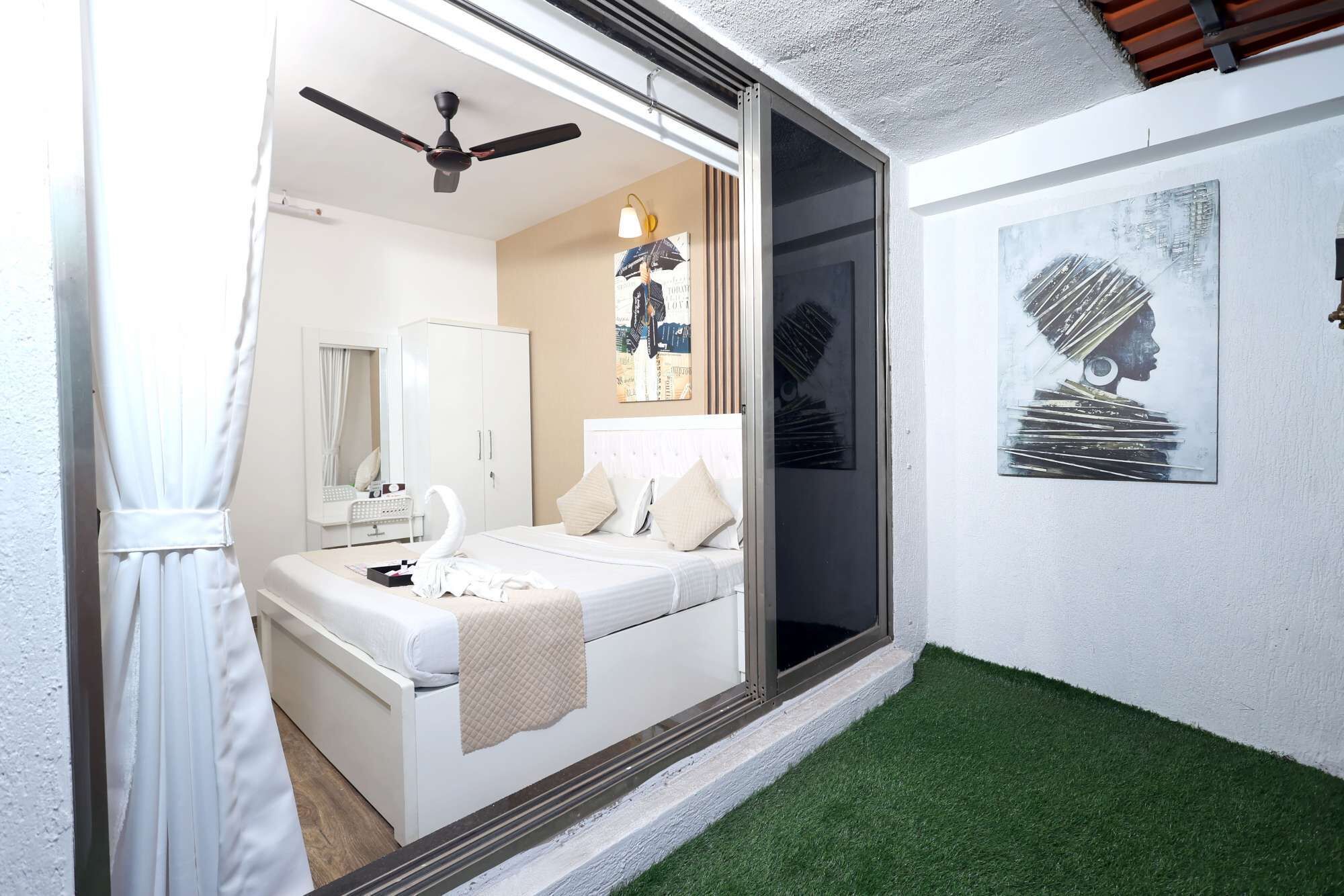 1 habitación, escritorio, tabla de planchar con plancha y ropa de cama 