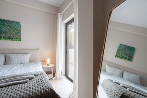 2 bedrooms, desk, iron/ironing board, WiFi