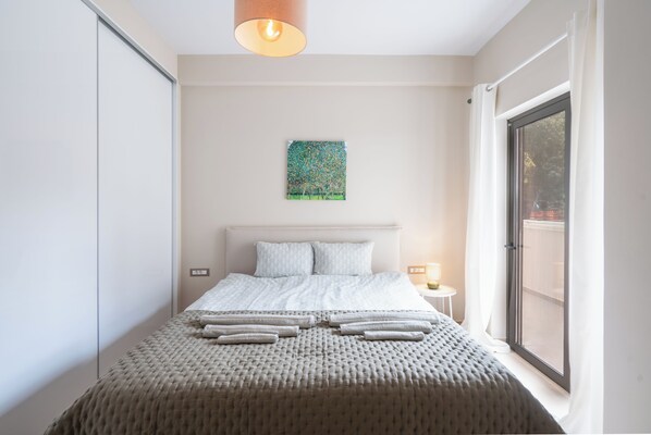2 bedrooms, desk, iron/ironing board, WiFi