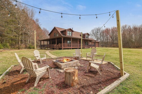 Secluded & Tranquil Retreat for 14 in the Poconos – Firepit/Games/Stargazing+