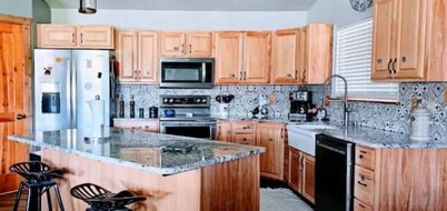 Enjoy the serenity of the Pahsimeroi in a Charming 3-bed 2-bath cabin. WiFi, AC