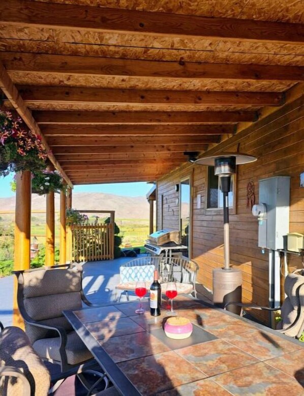 Outdoor dining - Enjoy the tranquility of the Pahsimeroi Valley. A charming 3-2, wifi, full kith. (Ellis)