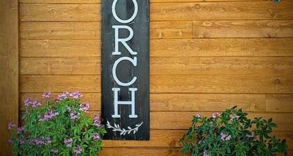 Enjoy the serenity of the Pahsimeroi in a Charming 3-bed 2-bath cabin. WiFi, AC
