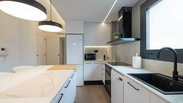 Apartament (2 Bedrooms) | Cuina privada | Microones, forn, rentaplats i cafetera i tetera