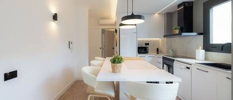 Apartment (2 Bedrooms) | Dining room