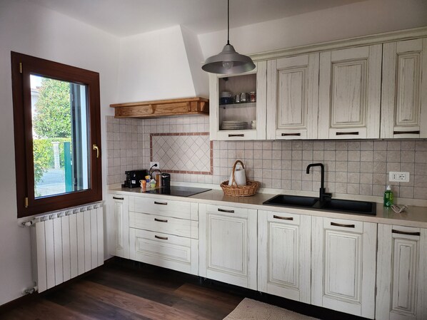 Kühlschrank, Mikrowelle, Ofen, Herdplatte