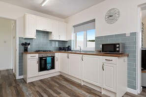 Fridge, microwave, oven, stovetop - Bramble Cottage - Dog Friendly Cottage, Hot Tub (Begelly)