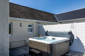 Outdoor spa tub - Bramble Cottage - Dog Friendly Cottage, Hot Tub (Begelly)